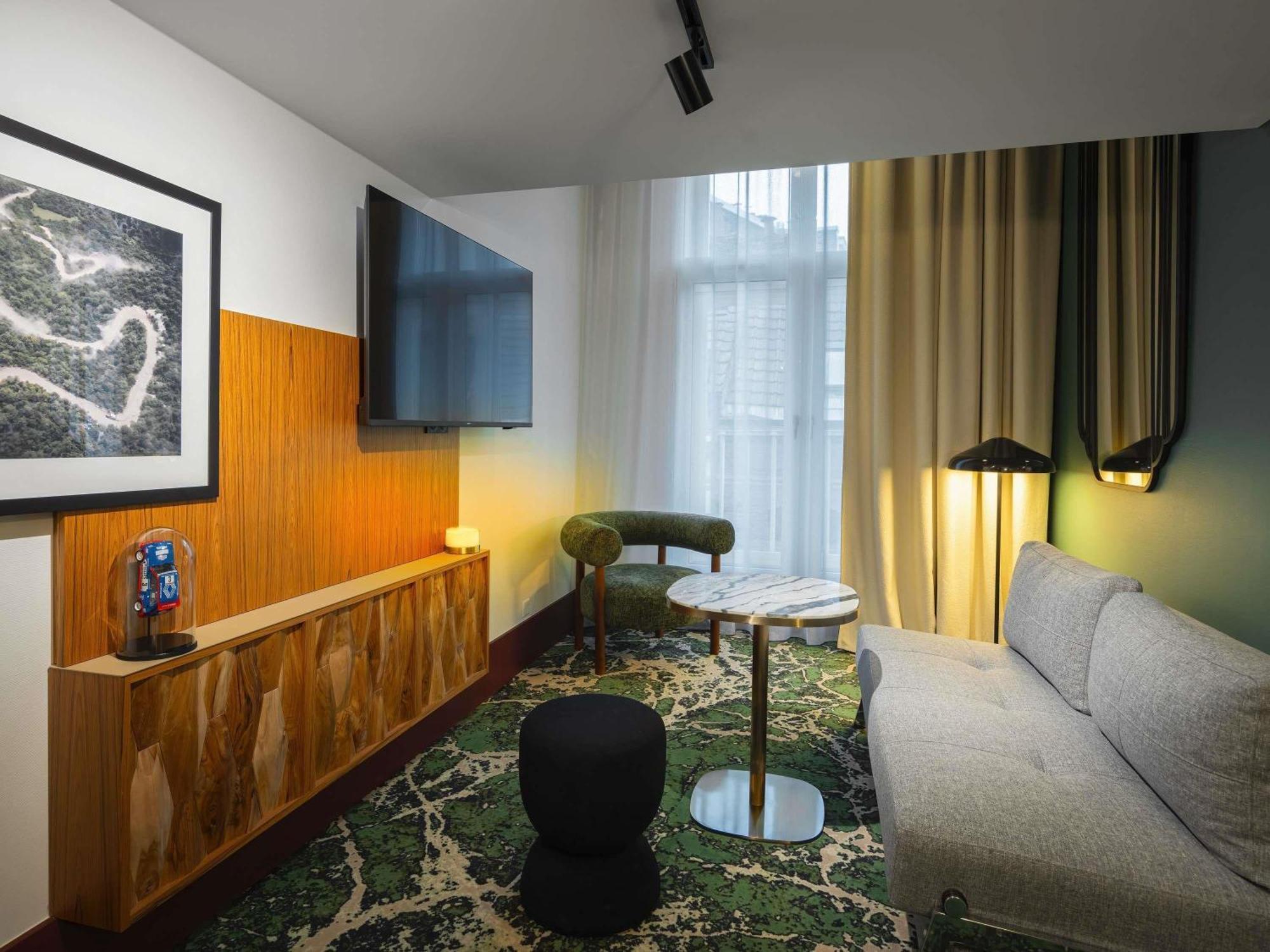 Junior Suite Double Bed Sofa Bed,1739360868:JPEG